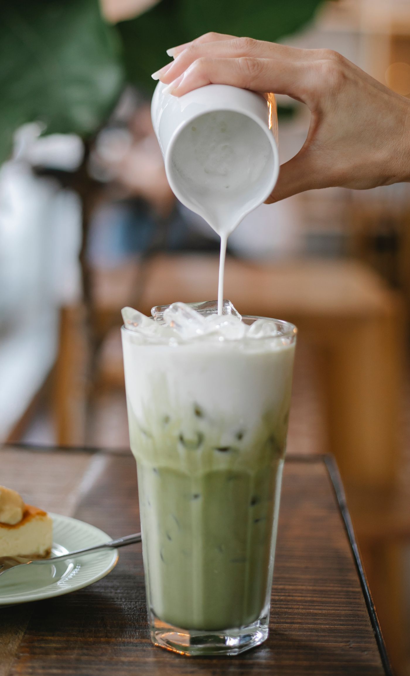 Latte matcha vanille crémeux, versement de lait mousseux Oh Matchaa!